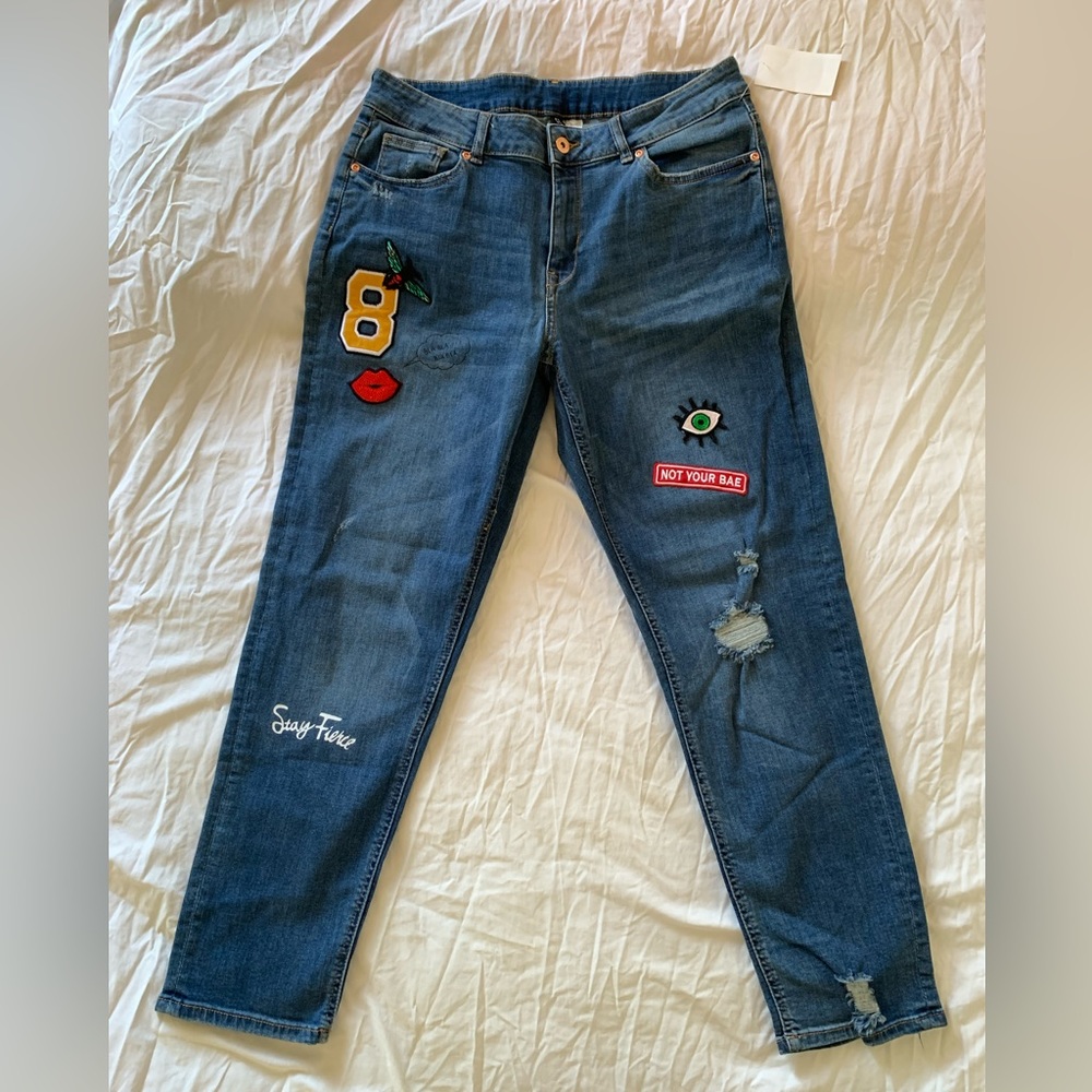 H&M Boyfriend Denim Jeans:
• Color: Dark Blue
• Size: 10/Medium (Women's)